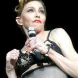 Мадона си показва гърдите