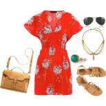 Къса червена рокля на цветя с бежови аксесоари