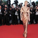 Тилда Суинтън в бронзова дълга рокля Кан 2012