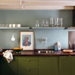 Кухня със зелени модули