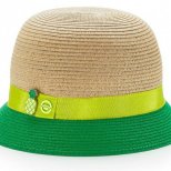 Кокетна плетена шапка с цветна лента и малка цветна периферия