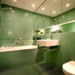 Дизайн за баня с маслено зелени плочки мозайка