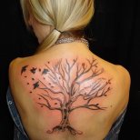 Татуировка дърво на гърба