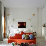 Интериор спалня с ярко оранжево канапе