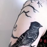 Детайлна татуировка птица