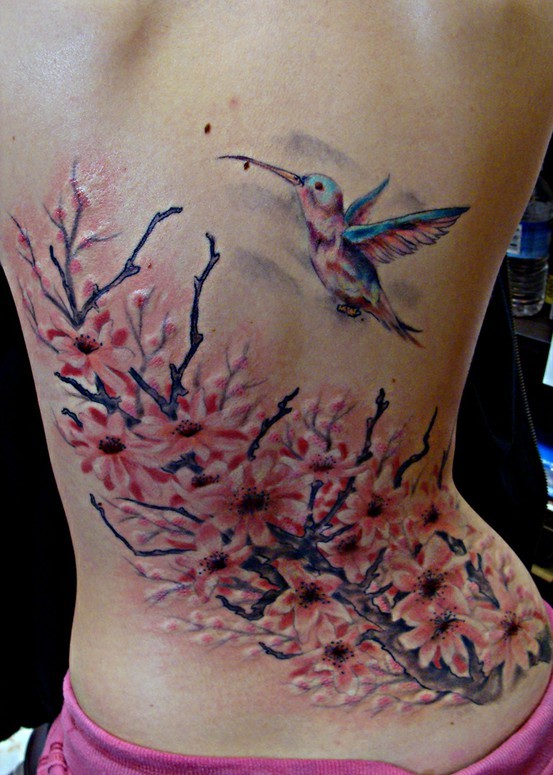 Татуировка на гърба цъфнало дърво и колибри