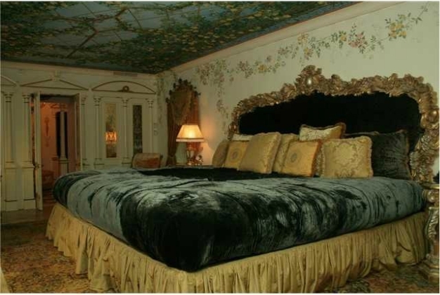 Пищна спалня в имението на Версаче в Маями