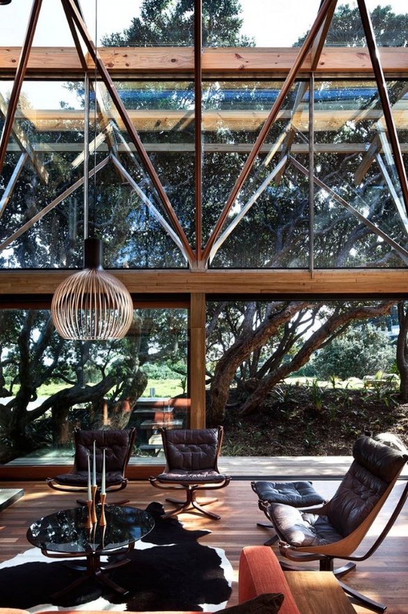 Интериор на вила със стъклена стена и таван