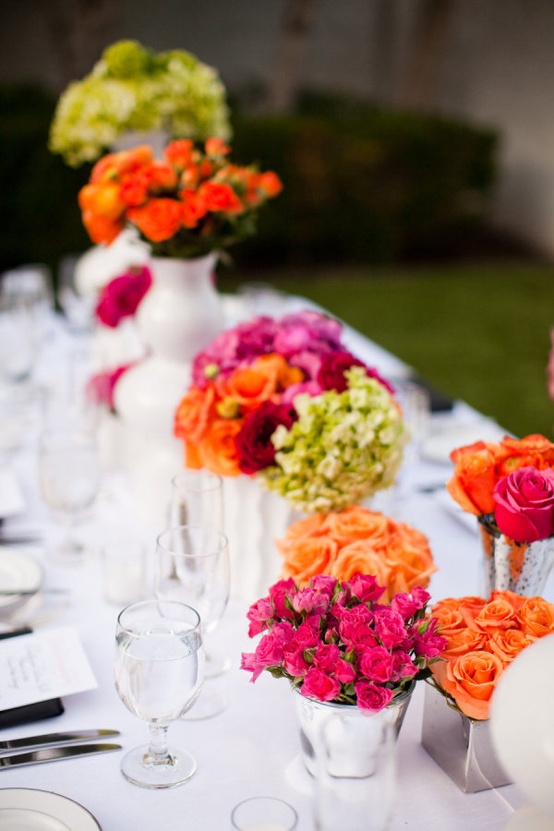 Украса за маса с малки букетчета ярки цветя