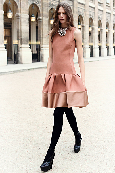 Розова рокля с разкроена пола на волани Dior Предесенна колекция 2012