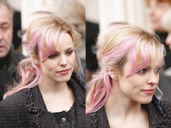 Руса коса на вълни прибрана назад с розови оттенъци