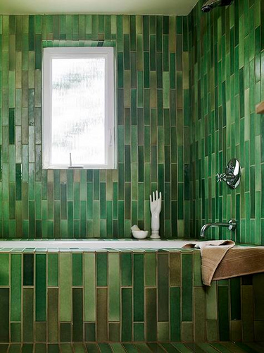 Екстравагантен дизайн за баня с продълговати зелени плочи