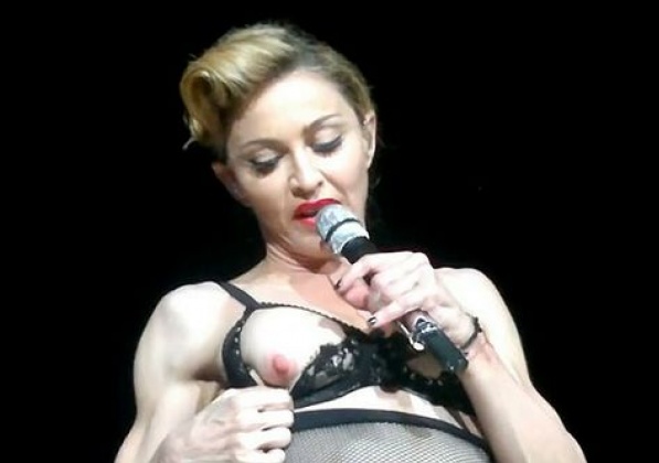 Мадона си показва едната гърда
