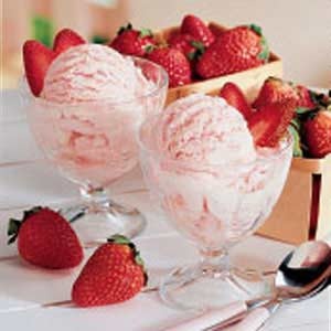 Любим десерт - ягоди със сладолед