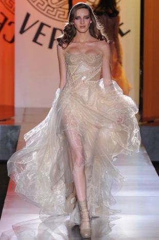 бяла дълга рокля на Versace 2012