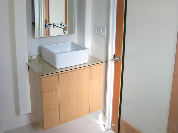 Дизайн за баня с квадратна мивка в бяло с шкаф дървен фурнир
