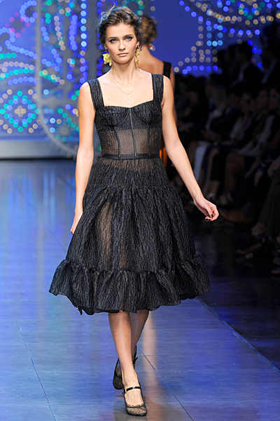 Черна разкроена рокля с широки презрамки Dolce and Gabbana Пролет-Лято 2012