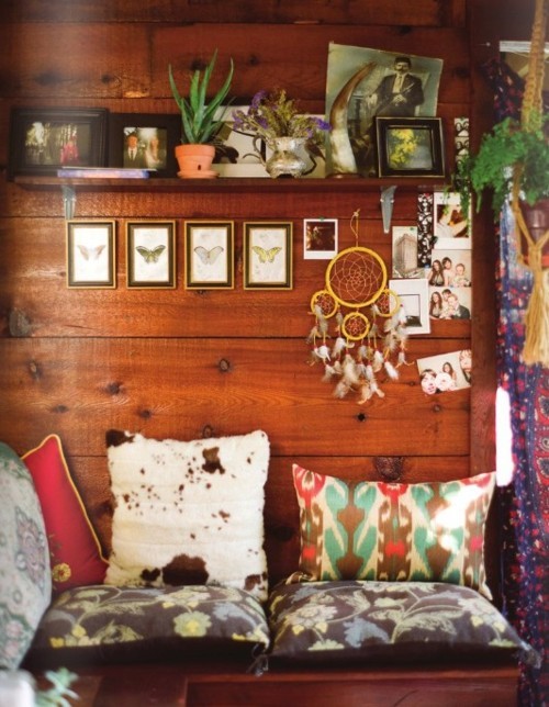 Уютно малко диванче, дървени стени, малки картини