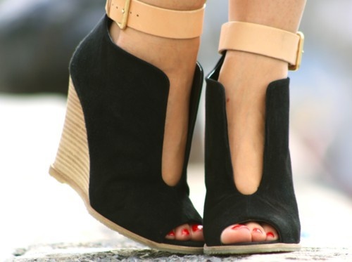 Ултра стилни отворени чернио обувки на платформа с каишка около глезена