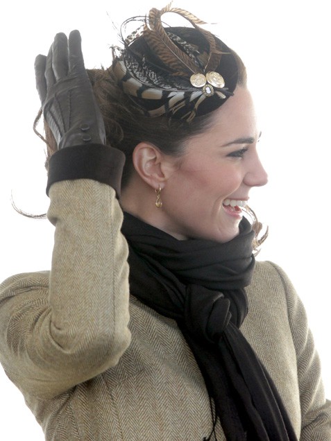 Една от най-красивите шапки на Кейт - малка с пера и перли