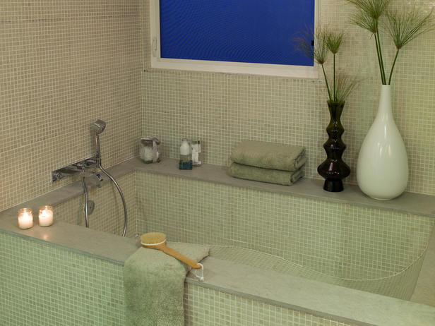 Дизайн за баня с вградена вана с плочки мозайка