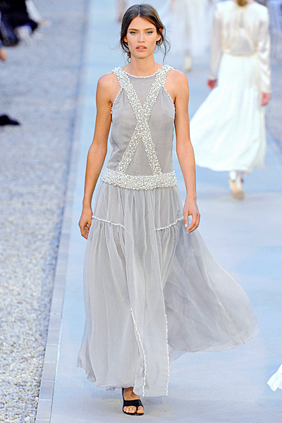 Ефирна бледо сива рокля Chanel Круизна колекция 2012