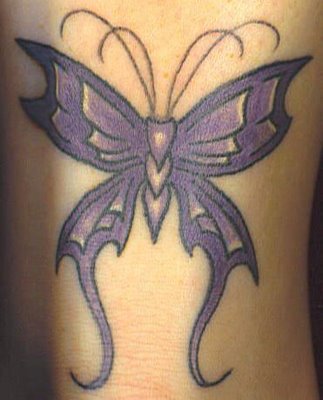 Татуировка пеперуда в лилаво