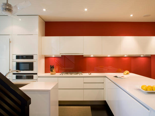 Модерна кухня с червени стени и бели шкафчета