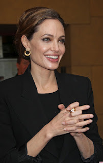 Анджелина Джоли продължава да се занимава неизменно с благотворителност и през 2012