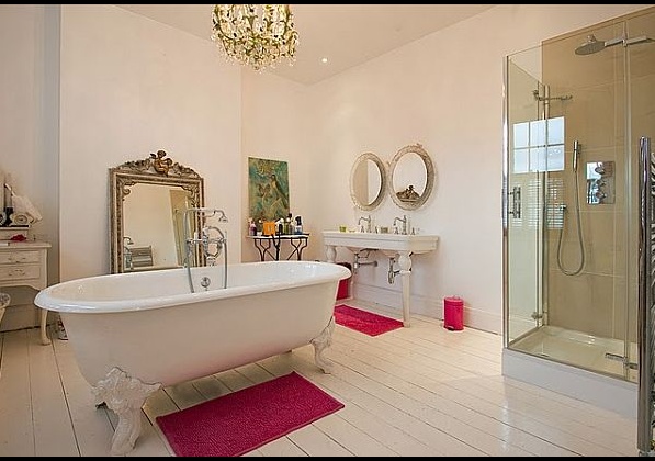 Шармантен дом в Лондон с розови акцти - баня