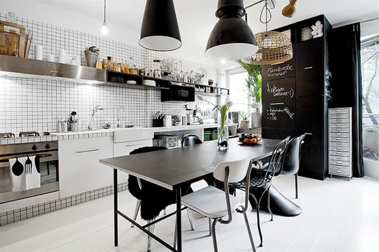 Модерна кухня в бяло, черно и сребристо