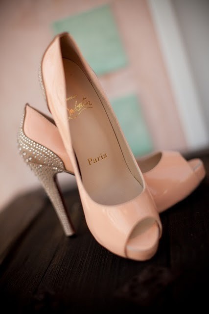 Нежни сватбени обувки в бледо розово с декорация камъни