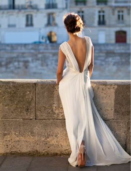 Романтична булчинска рокля с изрязан гръб