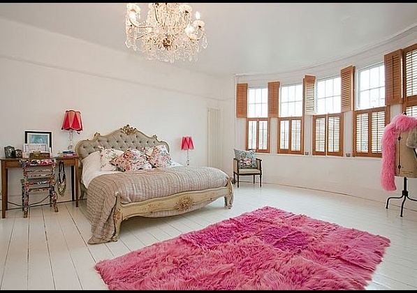 Шармантен дом в Лондон с розови акцти - спалня 1