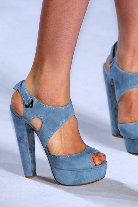 Сини велурени сандали с облечен ток