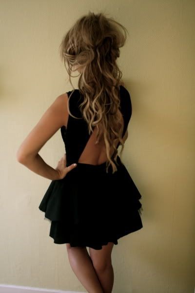 Стилна черна къса рокля с изрязан гръб