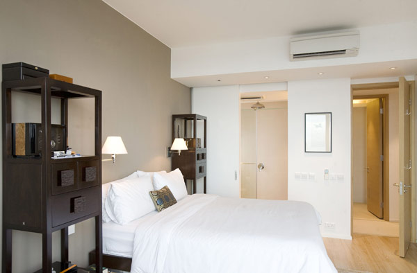 Интересен апартамент в Хонг Конг - спалня с баня