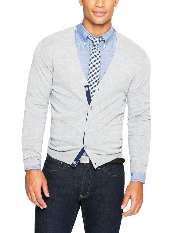 Класически мъжки стил - синя риза, вратовръзка каре и сива жилетка 