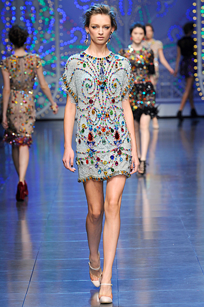 Много красива къса рокля в светло сиво с цветни камъни Dolce and Gabbana Пролет-Лято 2012