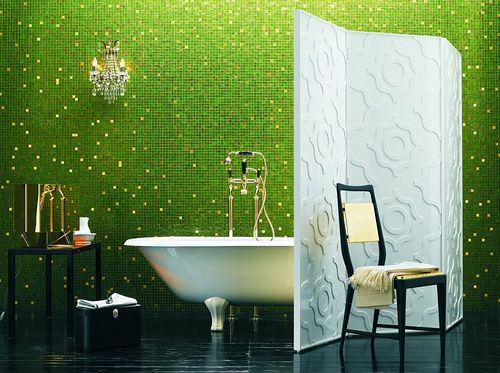 Модерна баня с ярко зелени плочки и черен под