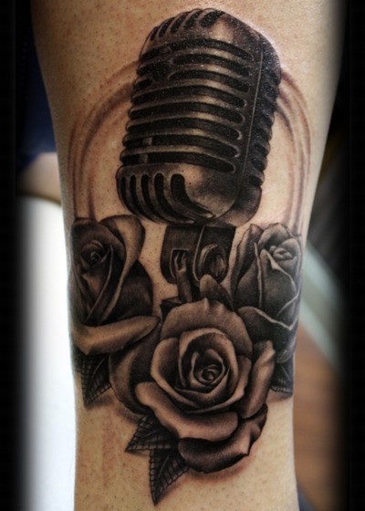 Татуировка микрофон с рози