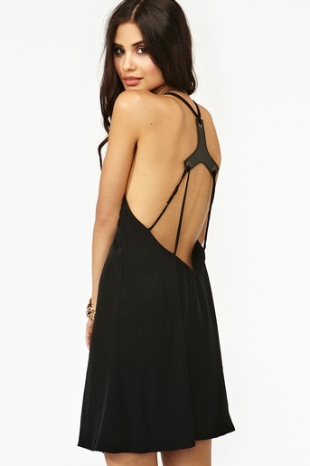 Черна рокля с тънки презрамки през гърба