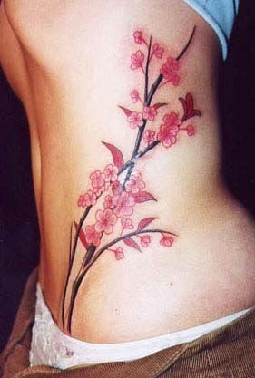 Татуировка под ребрата вишнев цвят