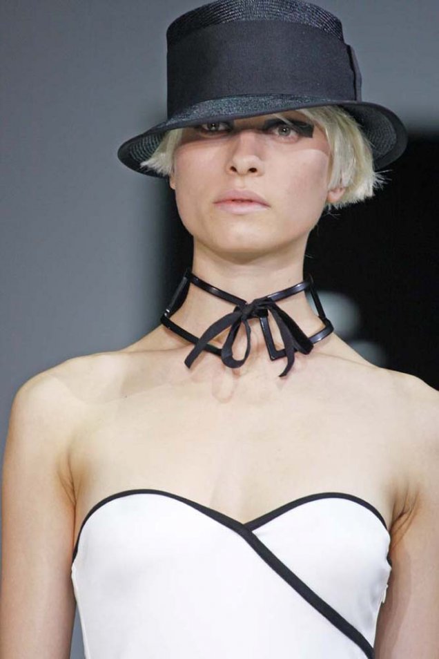 Emporio Armani кокетна черна плетена шапка с ленти