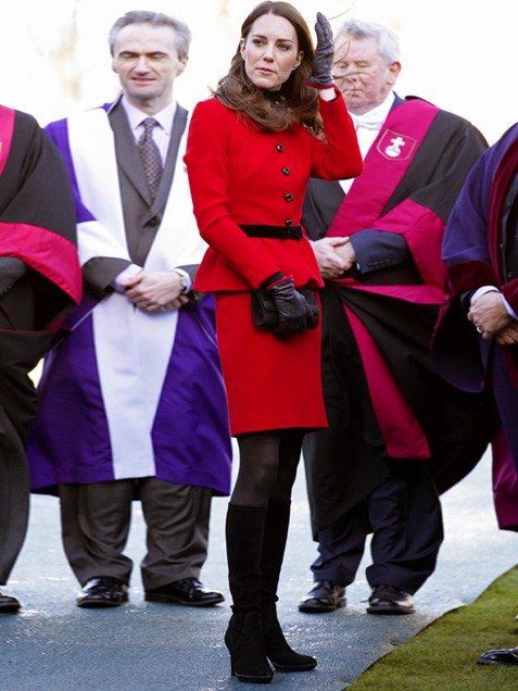 Кейт в ярко червен костюм пола със сако