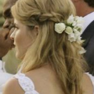 Сватбена прическа със събиращи се отзад френски плитки и розички