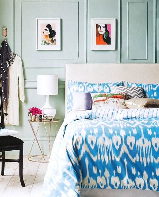 Интериор спалня с различни нюанси на синьо