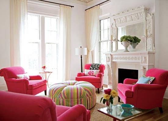 Интериор с розови фотьойли и зелена маса
