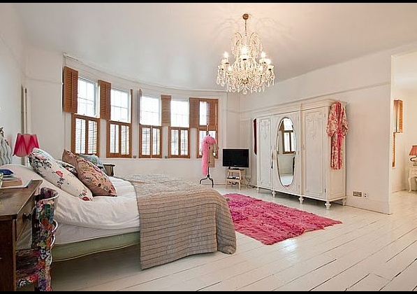Шармантен дом в Лондон с розови акцти - спалня 2