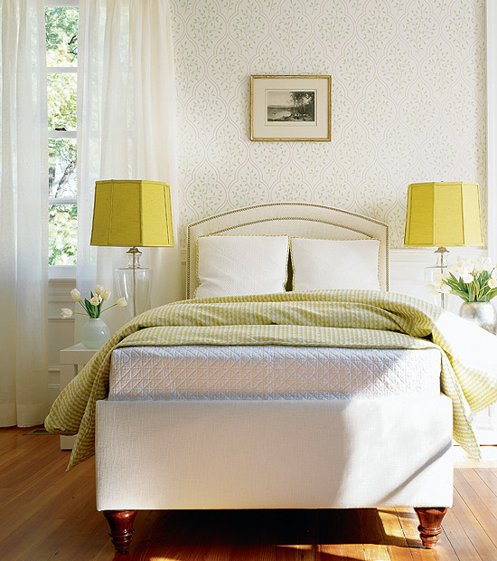 лампи с жълт абажур в спалнята